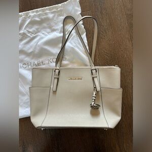 MICHAEL Michael Kors Women's Jet Set Ew Tz Tote, Pearl Grey/silver.  LIKE NEW